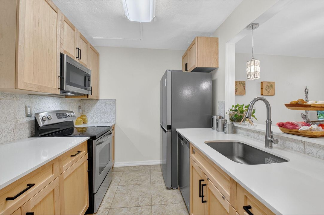 Под контрактом: $280,000 (2 спален, 2 ванн, 957 Квадратных фут)