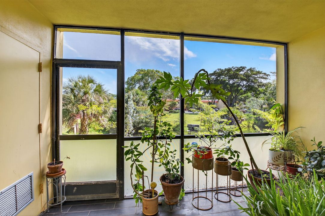 Под контрактом: $280,000 (2 спален, 2 ванн, 957 Квадратных фут)