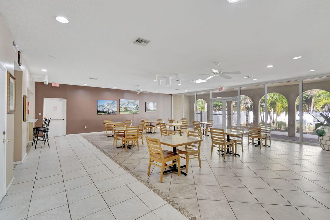 Под контрактом: $280,000 (2 спален, 2 ванн, 957 Квадратных фут)