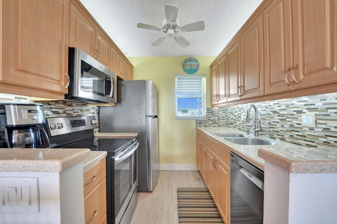 合同活跃: $185,000 (2 贝兹, 2 浴室, 962 平方英尺)