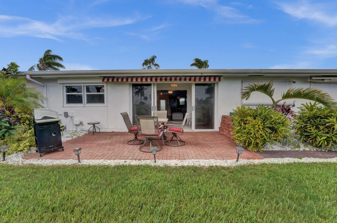 合同活跃: $185,000 (2 贝兹, 2 浴室, 962 平方英尺)