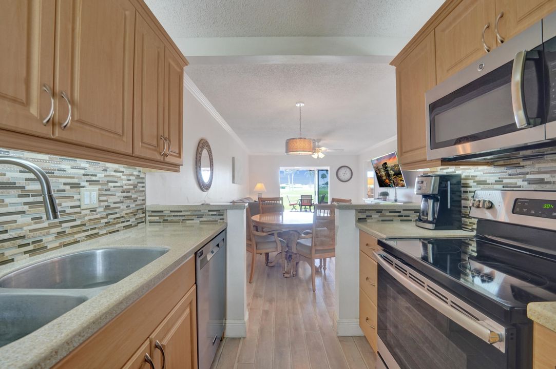 合同活跃: $185,000 (2 贝兹, 2 浴室, 962 平方英尺)