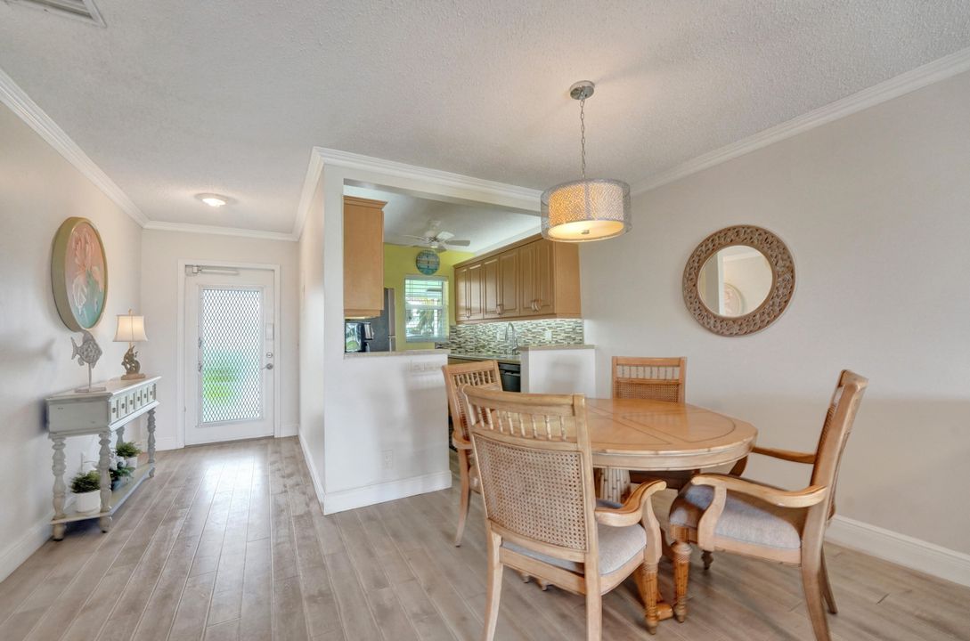 合同活跃: $185,000 (2 贝兹, 2 浴室, 962 平方英尺)