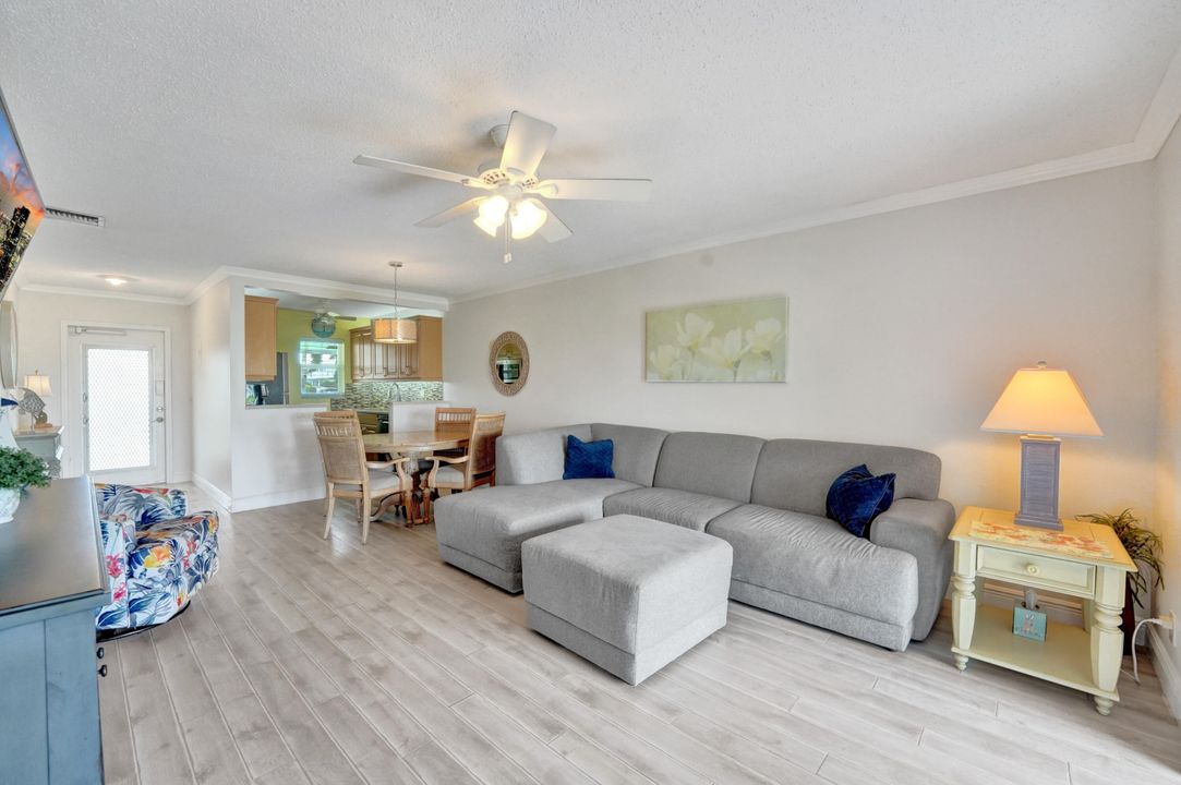 合同活跃: $185,000 (2 贝兹, 2 浴室, 962 平方英尺)