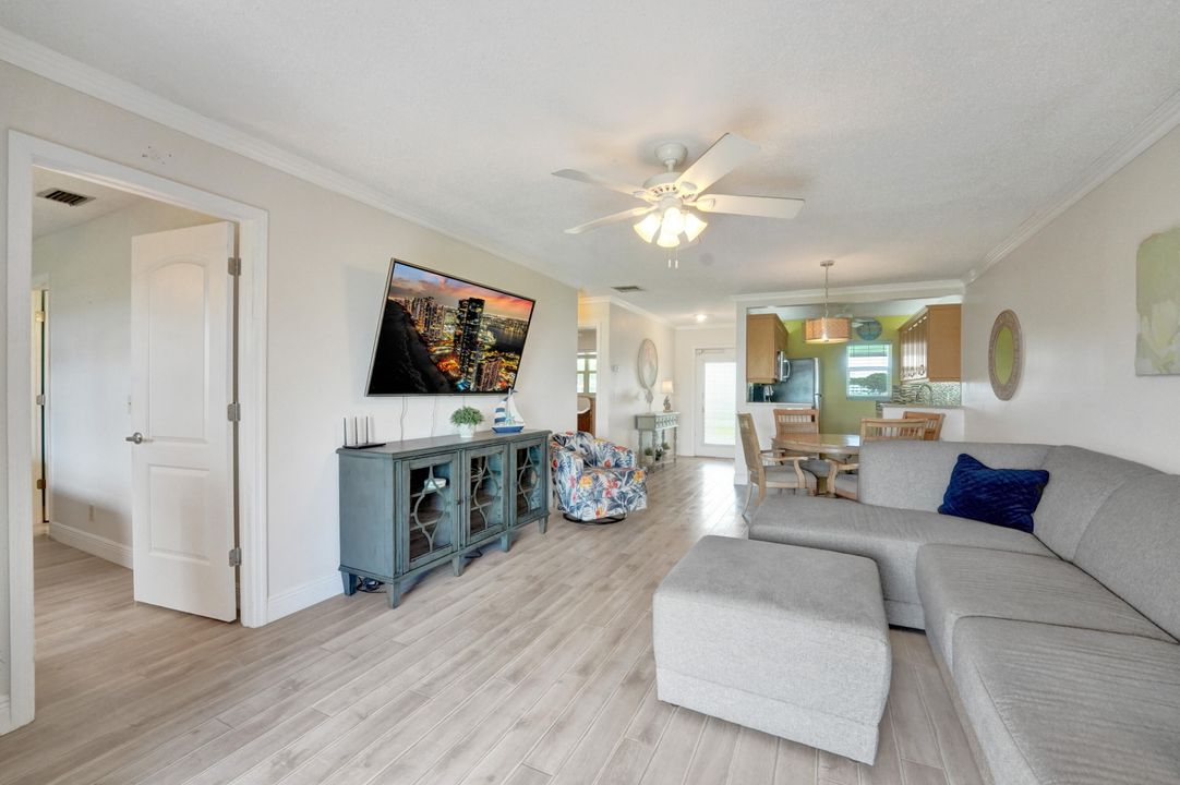 合同活跃: $185,000 (2 贝兹, 2 浴室, 962 平方英尺)