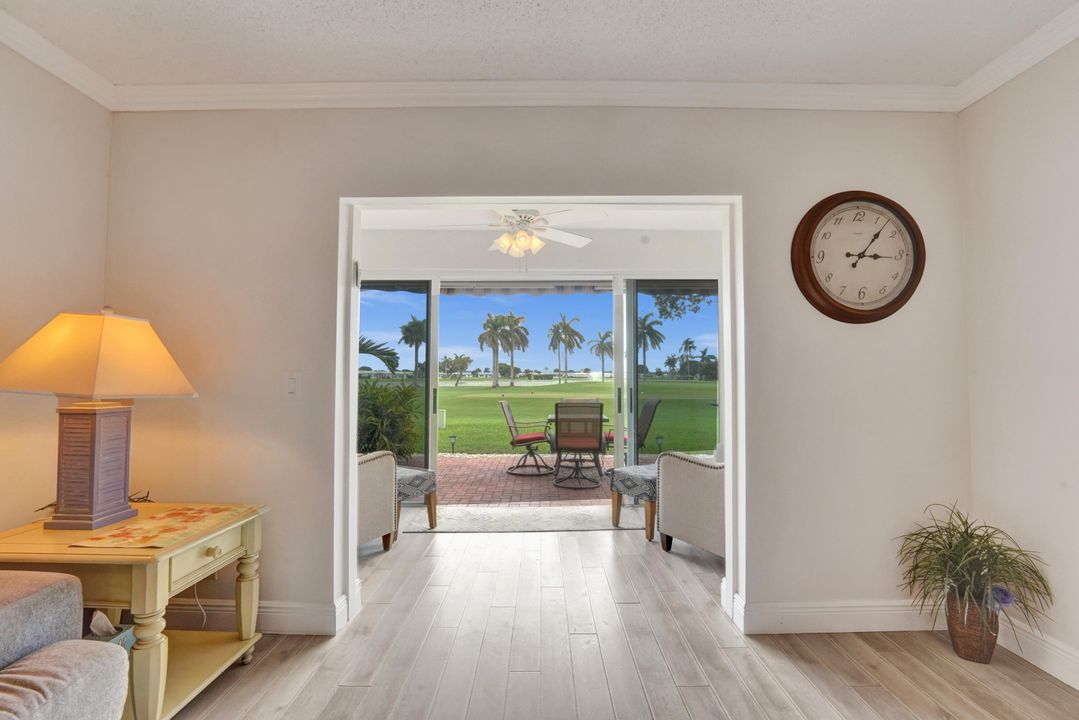 合同活跃: $185,000 (2 贝兹, 2 浴室, 962 平方英尺)