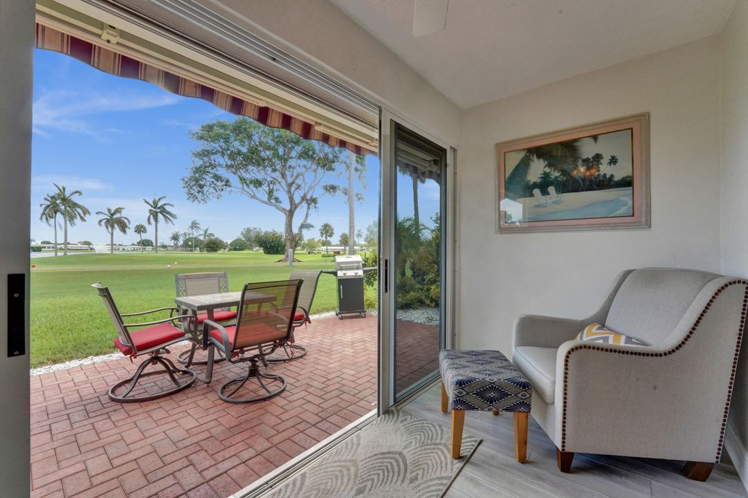 合同活跃: $185,000 (2 贝兹, 2 浴室, 962 平方英尺)