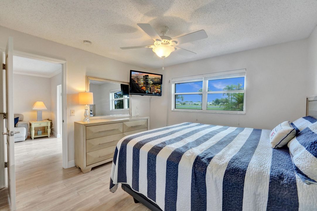 合同活跃: $185,000 (2 贝兹, 2 浴室, 962 平方英尺)