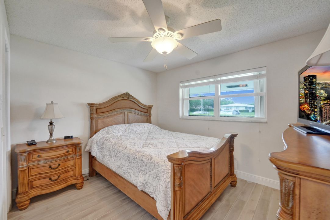 合同活跃: $185,000 (2 贝兹, 2 浴室, 962 平方英尺)