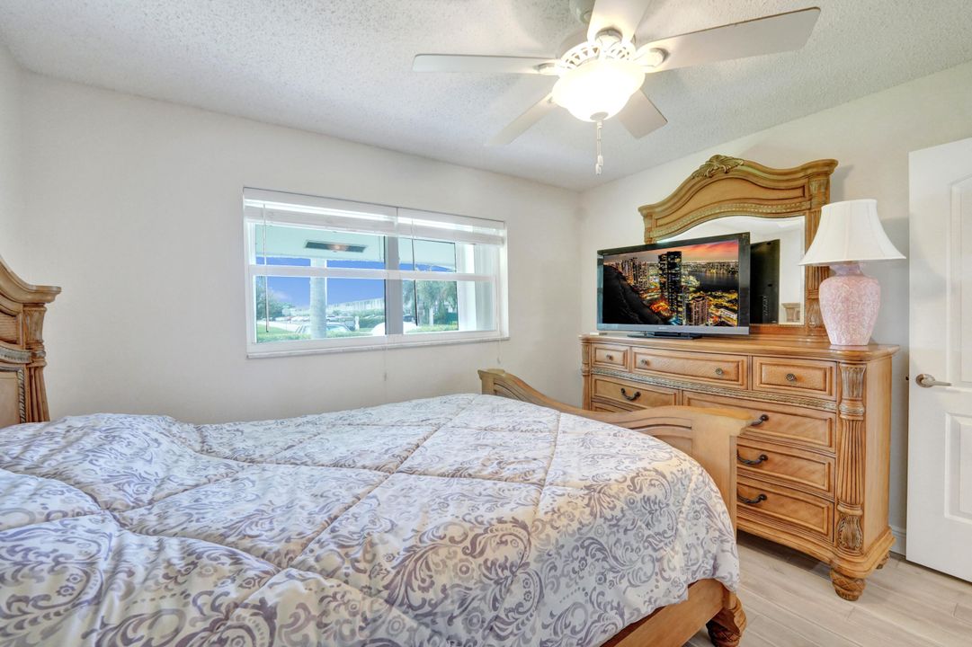 合同活跃: $185,000 (2 贝兹, 2 浴室, 962 平方英尺)