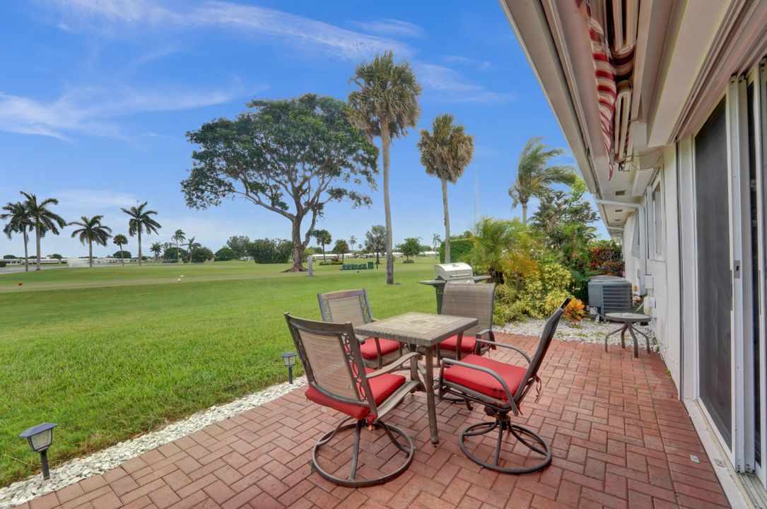 合同活跃: $185,000 (2 贝兹, 2 浴室, 962 平方英尺)