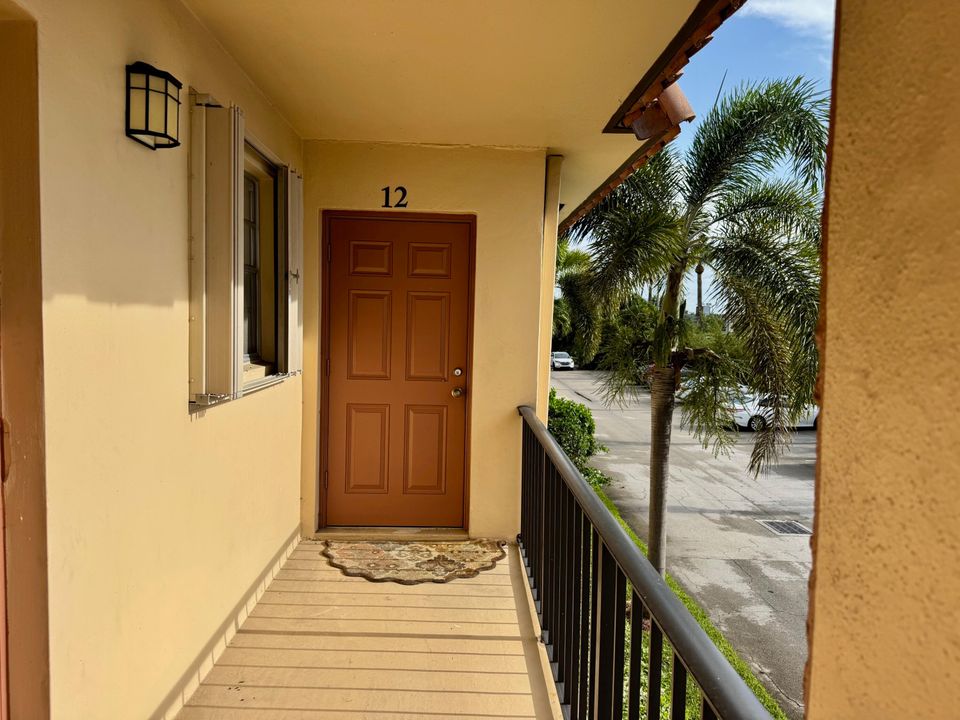 For Sale: $279,900 (2 beds, 2 baths, 1096 Square Feet)