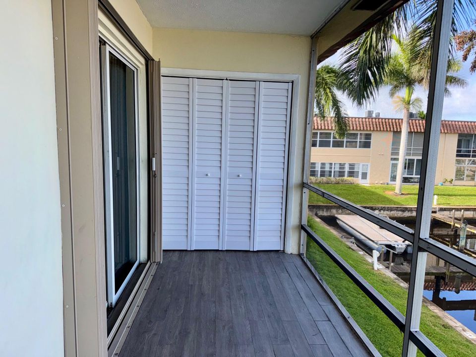 For Sale: $279,900 (2 beds, 2 baths, 1096 Square Feet)