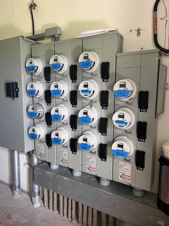 合同活跃: $185,000 (2 贝兹, 2 浴室, 962 平方英尺)