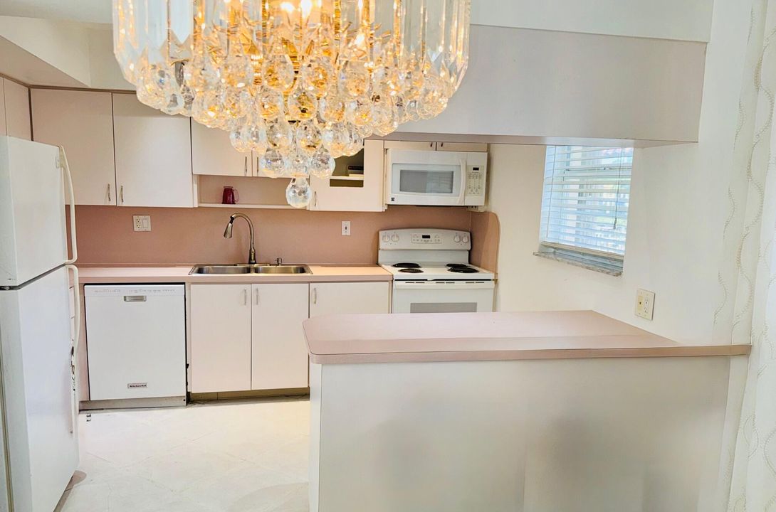 For Sale: $279,900 (2 beds, 2 baths, 1096 Square Feet)