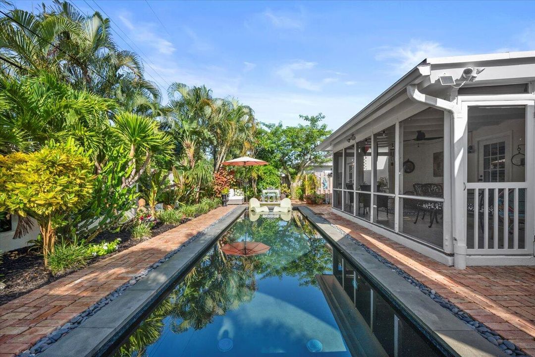 合同活跃: $899,900 (3 贝兹, 2 浴室, 1452 平方英尺)