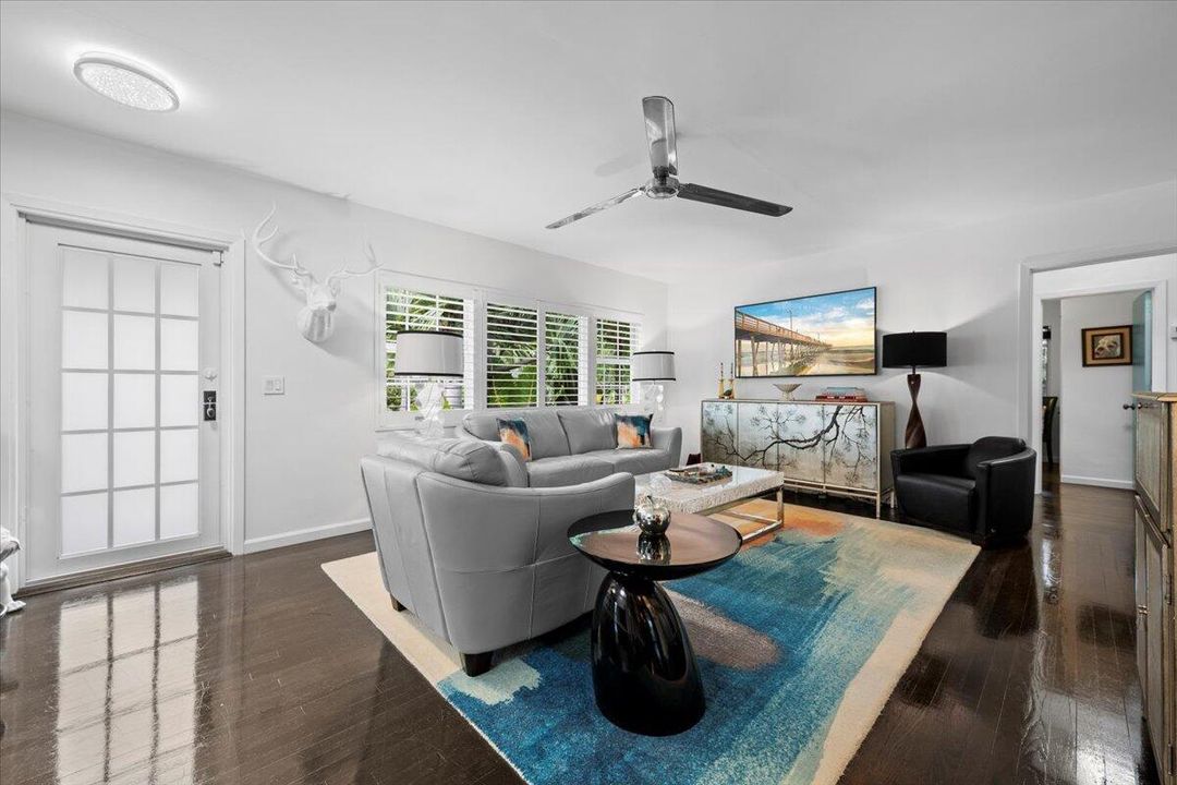 合同活跃: $899,900 (3 贝兹, 2 浴室, 1452 平方英尺)