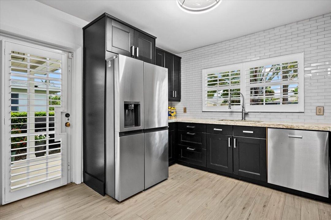 合同活跃: $899,900 (3 贝兹, 2 浴室, 1452 平方英尺)