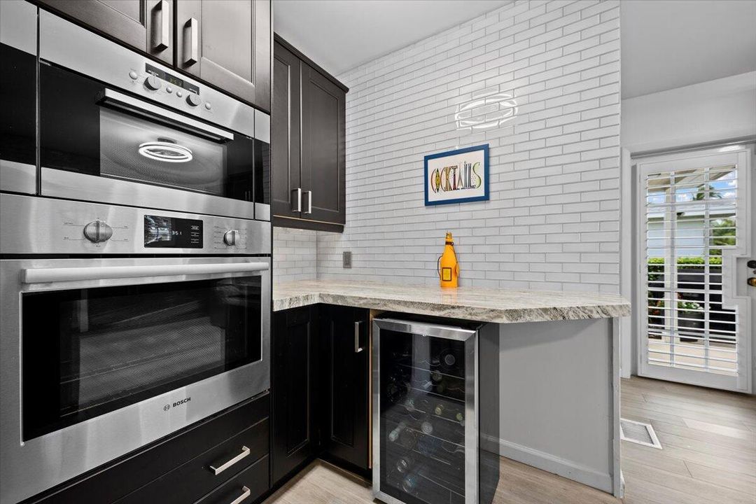 合同活跃: $899,900 (3 贝兹, 2 浴室, 1452 平方英尺)