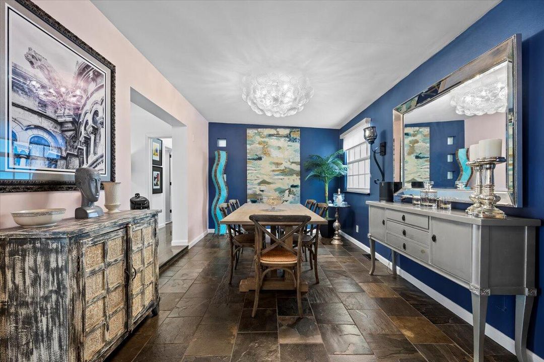 合同活跃: $899,900 (3 贝兹, 2 浴室, 1452 平方英尺)