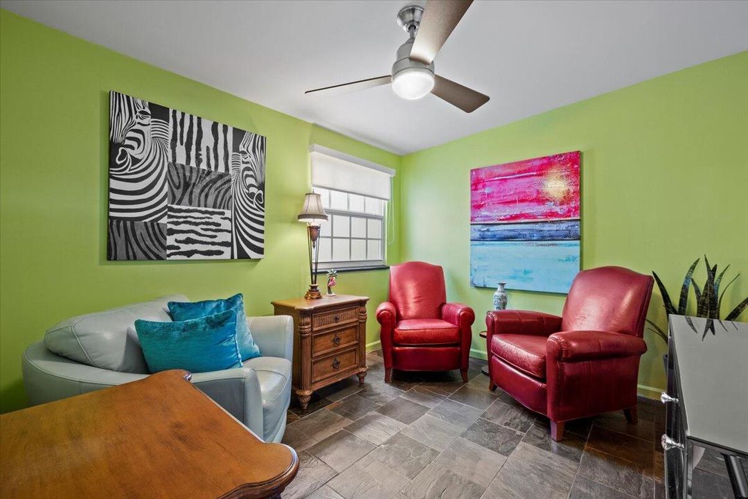 合同活跃: $899,900 (3 贝兹, 2 浴室, 1452 平方英尺)