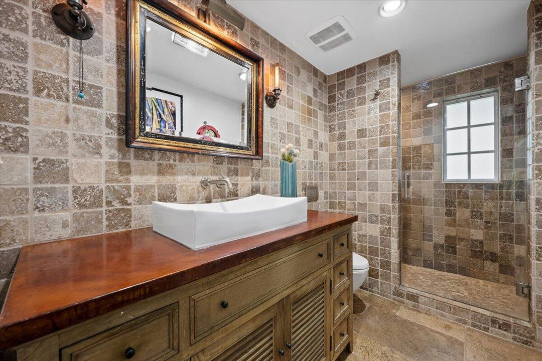 合同活跃: $899,900 (3 贝兹, 2 浴室, 1452 平方英尺)