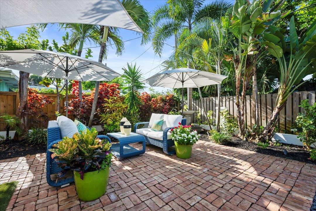 合同活跃: $899,900 (3 贝兹, 2 浴室, 1452 平方英尺)