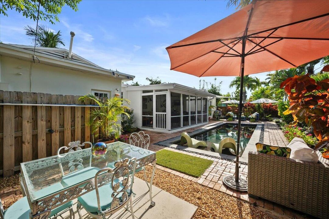 合同活跃: $899,900 (3 贝兹, 2 浴室, 1452 平方英尺)