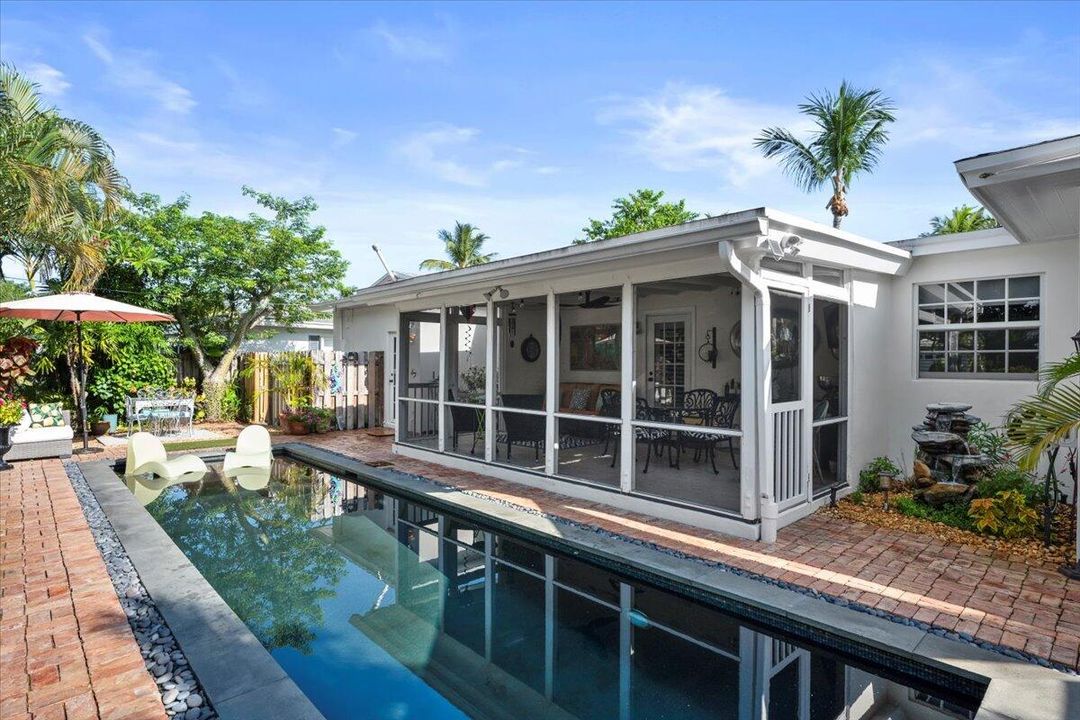 合同活跃: $899,900 (3 贝兹, 2 浴室, 1452 平方英尺)