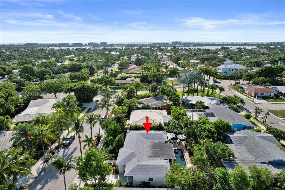 合同活跃: $899,900 (3 贝兹, 2 浴室, 1452 平方英尺)