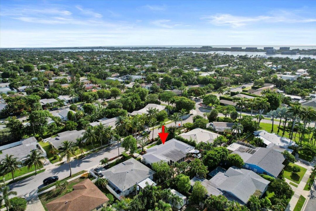 合同活跃: $899,900 (3 贝兹, 2 浴室, 1452 平方英尺)