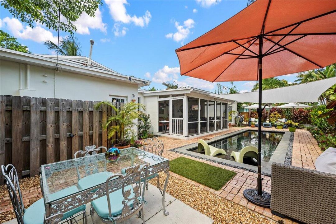 合同活跃: $899,900 (3 贝兹, 2 浴室, 1452 平方英尺)