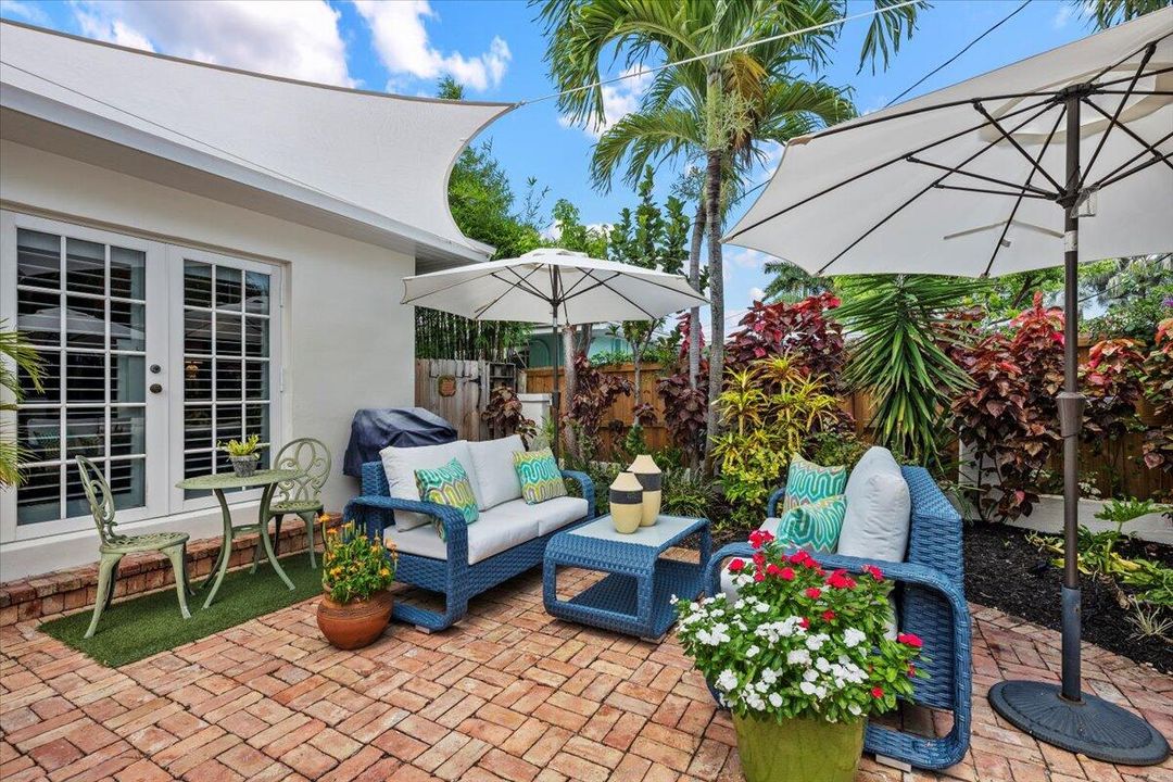 合同活跃: $899,900 (3 贝兹, 2 浴室, 1452 平方英尺)