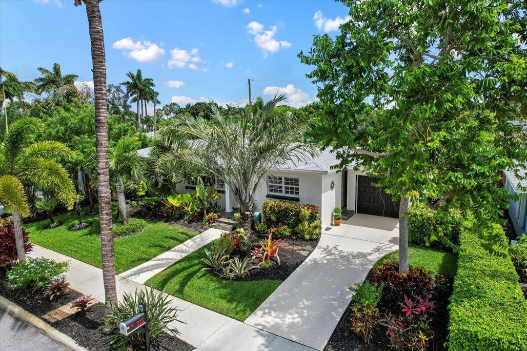 合同活跃: $899,900 (3 贝兹, 2 浴室, 1452 平方英尺)