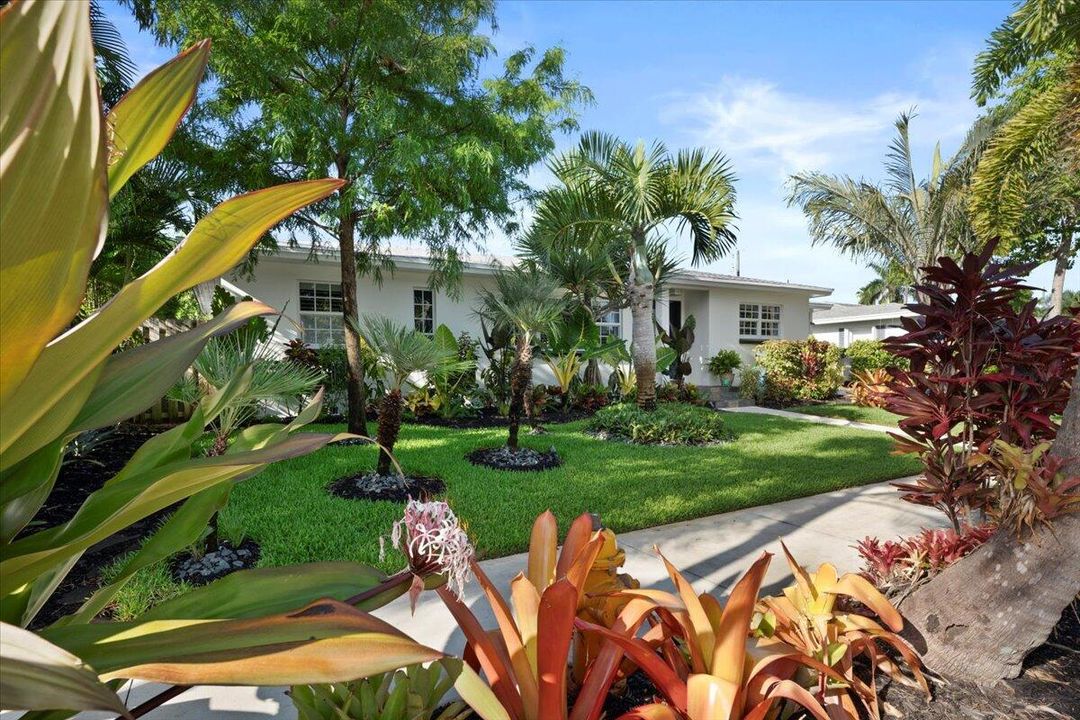 合同活跃: $899,900 (3 贝兹, 2 浴室, 1452 平方英尺)