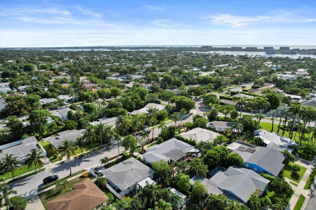 合同活跃: $899,900 (3 贝兹, 2 浴室, 1452 平方英尺)