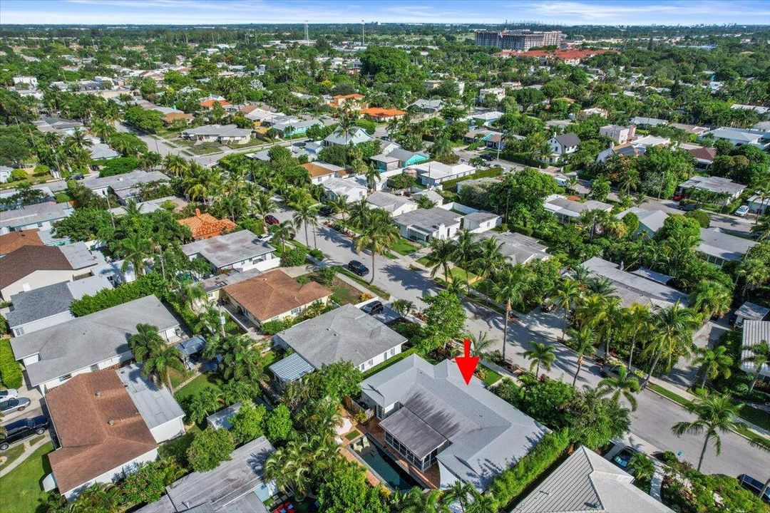 合同活跃: $899,900 (3 贝兹, 2 浴室, 1452 平方英尺)