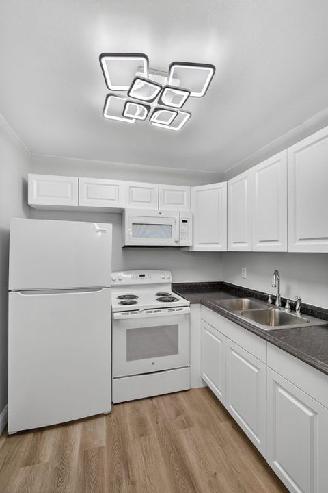 Под контрактом: $75,500 (1 спален, 1 ванн, 570 Квадратных фут)