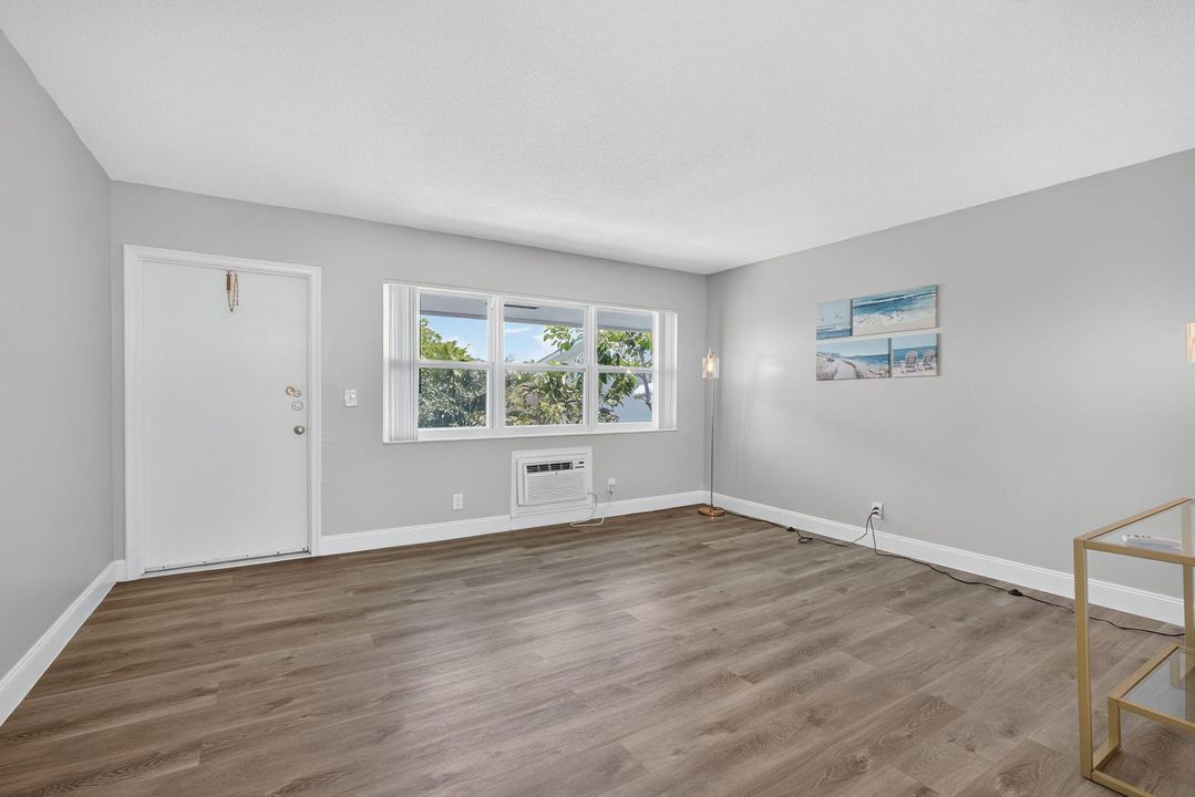 Под контрактом: $75,500 (1 спален, 1 ванн, 570 Квадратных фут)