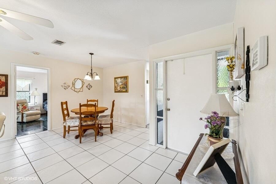 Active With Contract: $325,000 (3 beds, 2 baths, 1208 Square Feet)