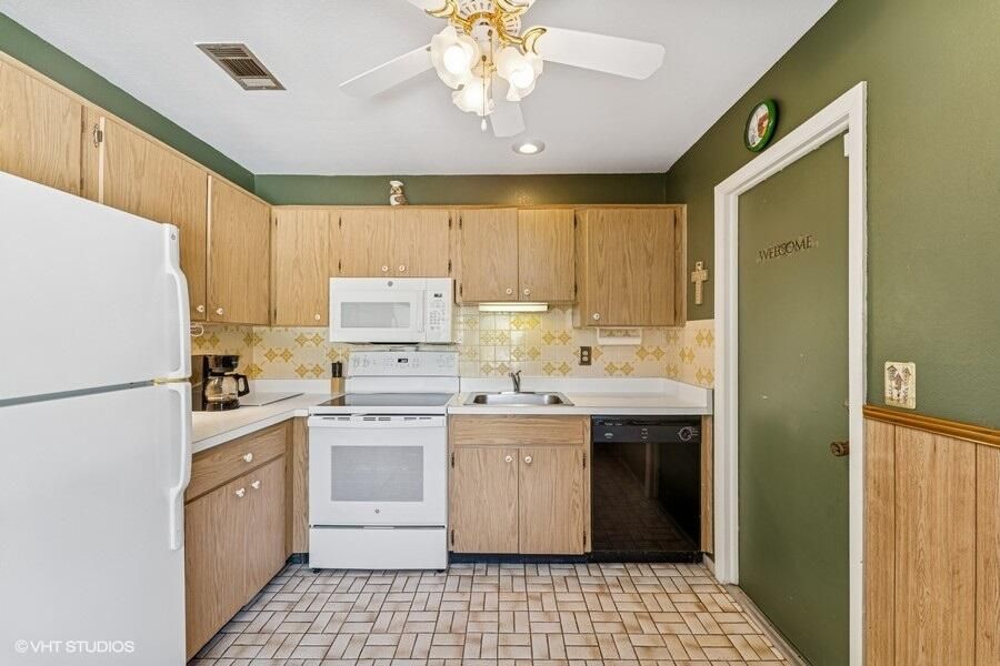 Active With Contract: $325,000 (3 beds, 2 baths, 1208 Square Feet)