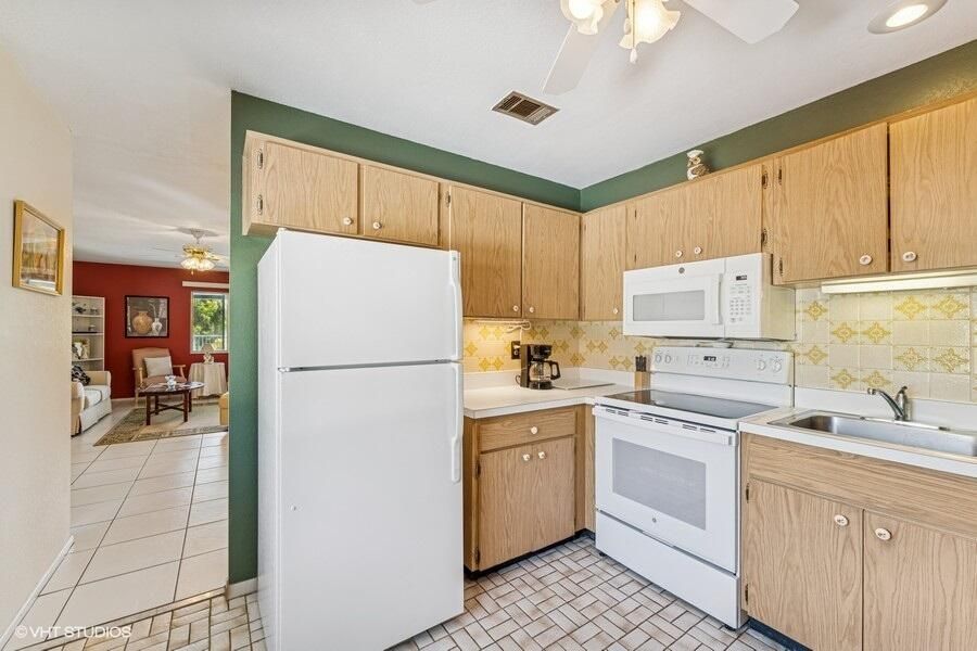 Active With Contract: $325,000 (3 beds, 2 baths, 1208 Square Feet)