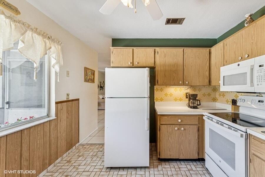 Active With Contract: $325,000 (3 beds, 2 baths, 1208 Square Feet)