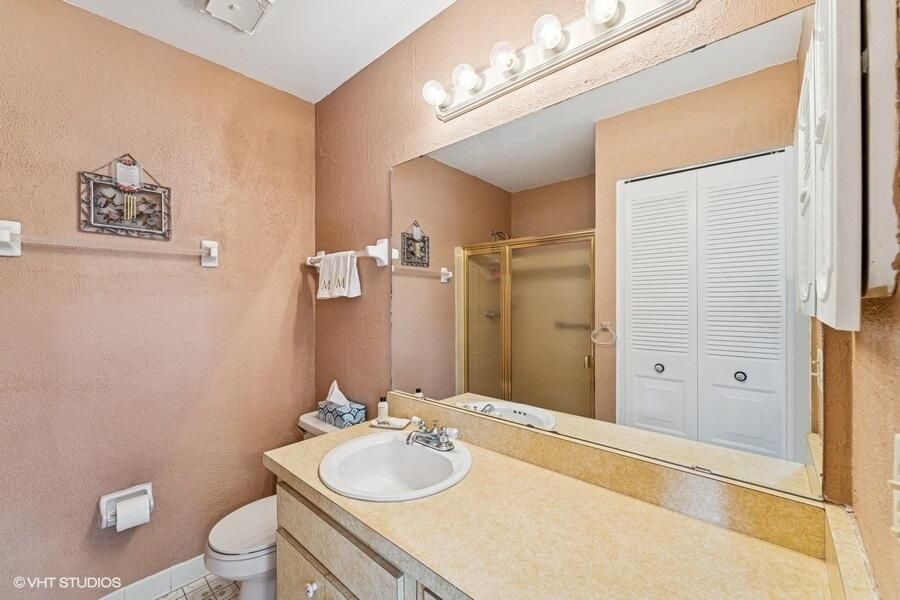 Active With Contract: $325,000 (3 beds, 2 baths, 1208 Square Feet)