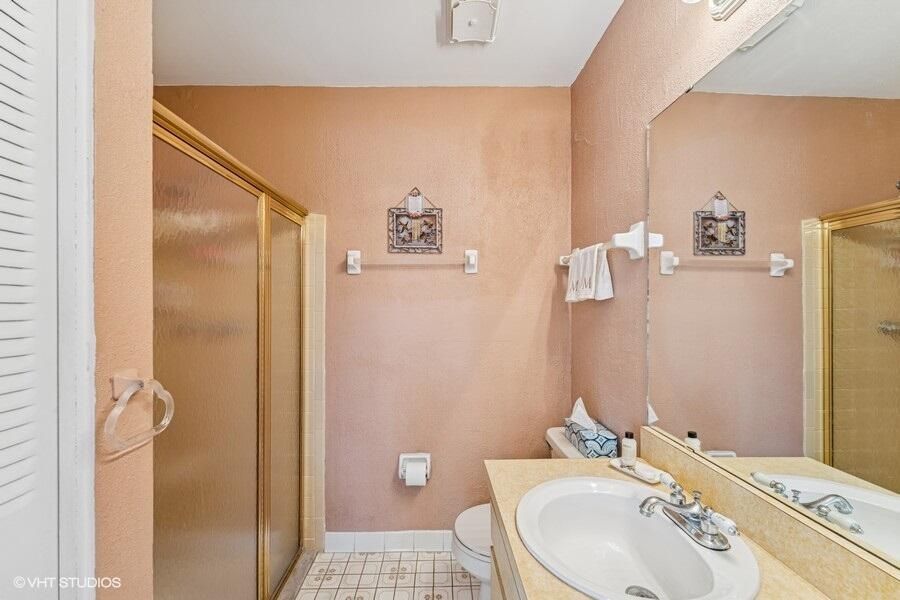 Active With Contract: $325,000 (3 beds, 2 baths, 1208 Square Feet)