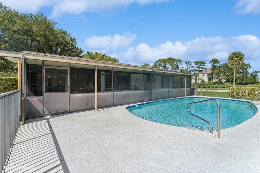 Active With Contract: $325,000 (3 beds, 2 baths, 1208 Square Feet)