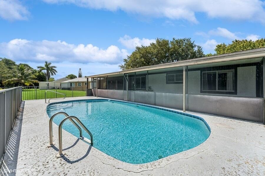 Active With Contract: $325,000 (3 beds, 2 baths, 1208 Square Feet)