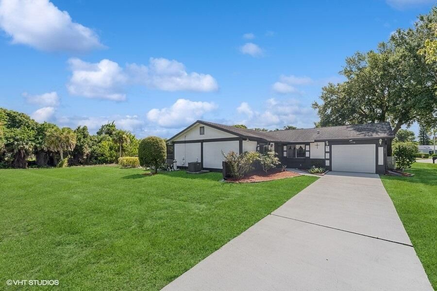 Active With Contract: $325,000 (3 beds, 2 baths, 1208 Square Feet)