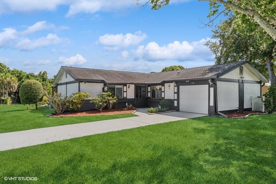 Active With Contract: $325,000 (3 beds, 2 baths, 1208 Square Feet)