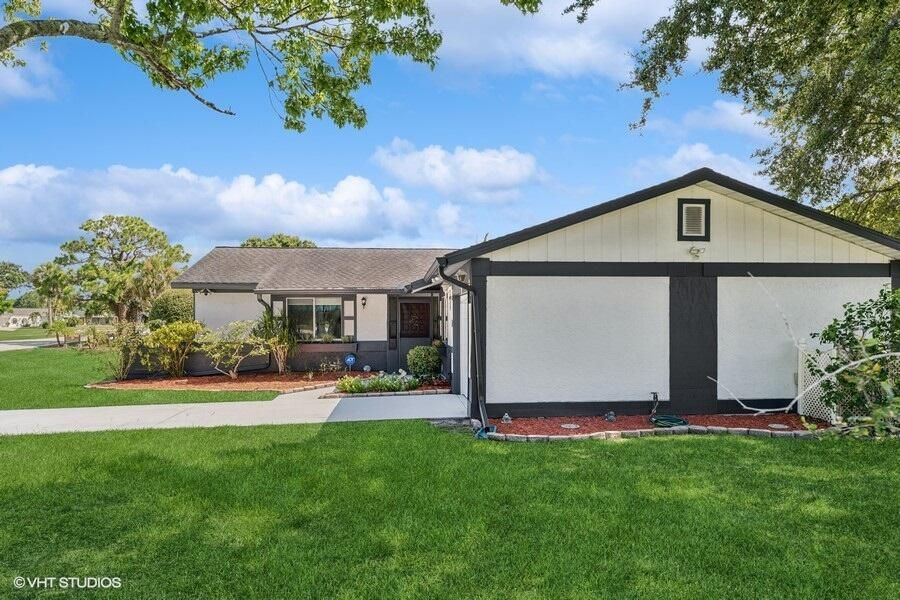 Active With Contract: $325,000 (3 beds, 2 baths, 1208 Square Feet)